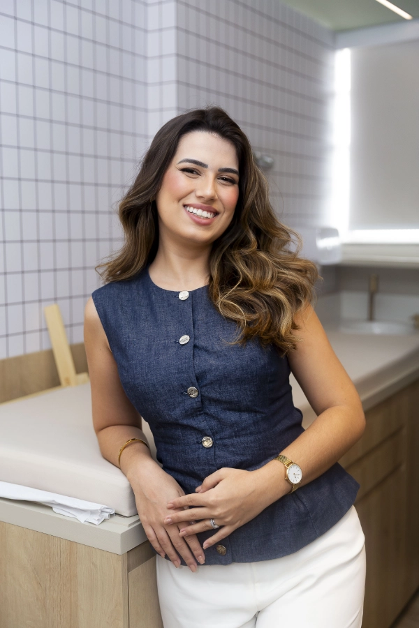 Dra. Caroline avaliando paciente