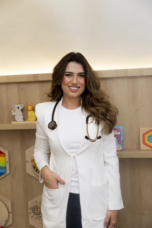 Dra. Caroline Ribeiro de jaleco